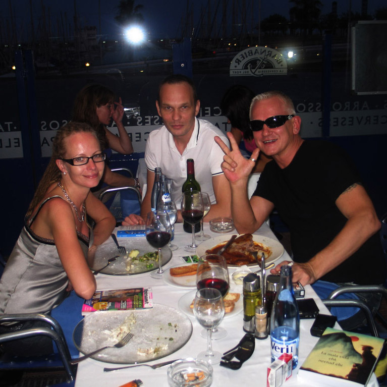 Jan Beltrán (keskel) jäi ühes kolleeg Kerttu Rakke ja raamatu kirjastajaga pildile Barcelonas õhtusöögil
